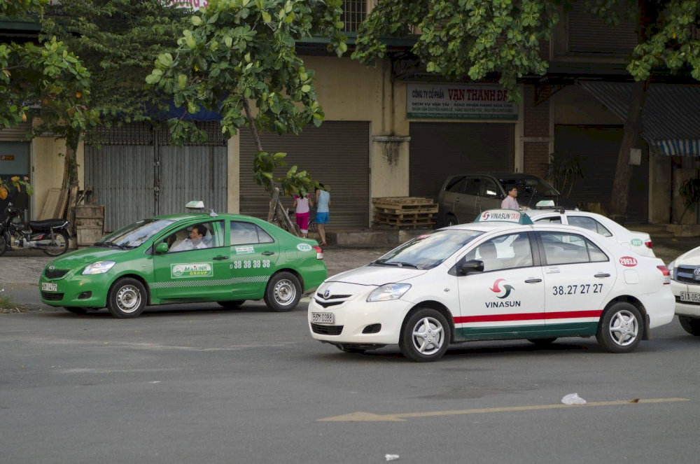 Travelers can easily reach Mooc Spring by taxi, enjoying a comfortable ride without worrying about navigation